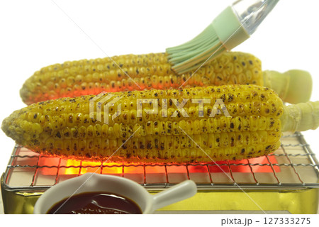 七輪で醬油味のトウモロコシを焼く 七輪で醬油味のトウモロコシを焼く 127333275