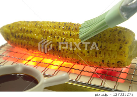 七輪で醬油味のトウモロコシを焼く 127333278