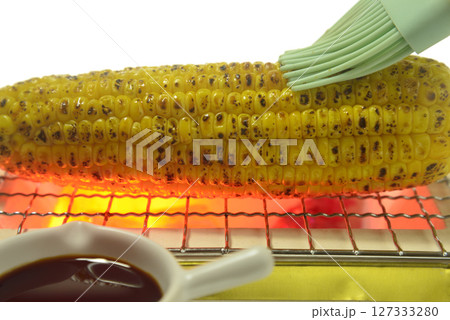 七輪で醬油味のトウモロコシを焼く 127333280