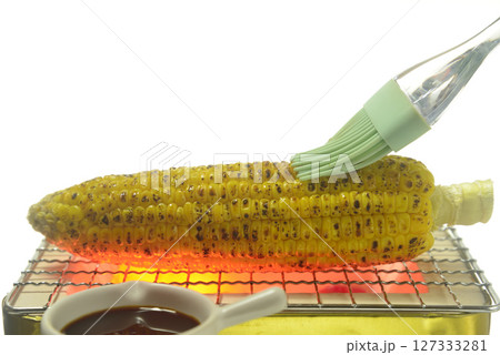 七輪で醬油味のトウモロコシを焼く 127333281