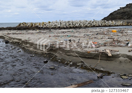 海岸の漂着物 環境問題 ゴミ問題 127333467
