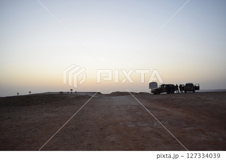 サウジアラビア 夕暮れのエッジ・オブ・ザ・ワールド 127334039