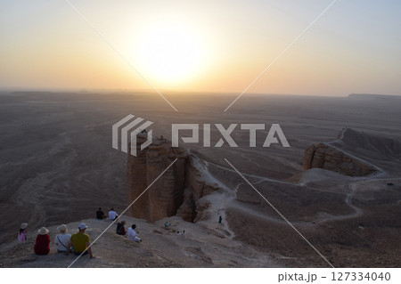 サウジアラビア 夕暮れのエッジ・オブ・ザ・ワールド 127334040