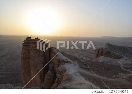 サウジアラビア 夕暮れのエッジ・オブ・ザ・ワールド 127334041