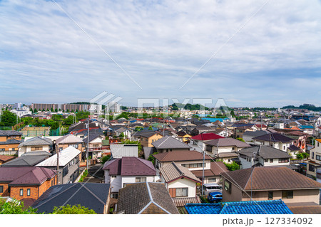 丘の上から見渡す住宅街 127334092