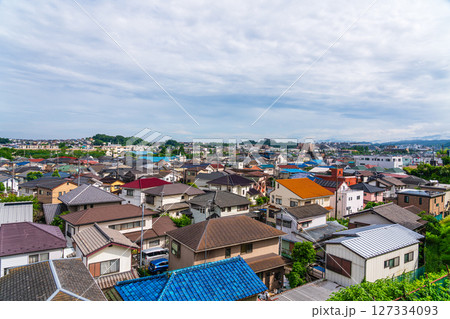 丘の上から見渡す住宅街 127334093