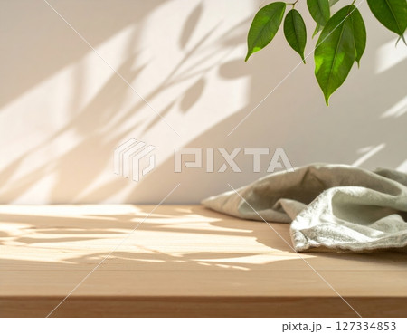 自然光が差し込む木のテーブルとリネン 自然光が差し込む木のテーブルとリネン 127334853