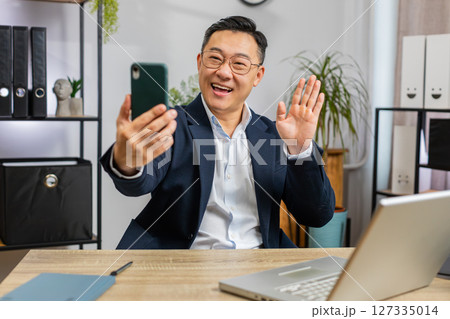 Business office man blogger influencer making phone conversation mobile call social media followers Business office man blogger influencer making phone conversation mobile call social media followers 127335014