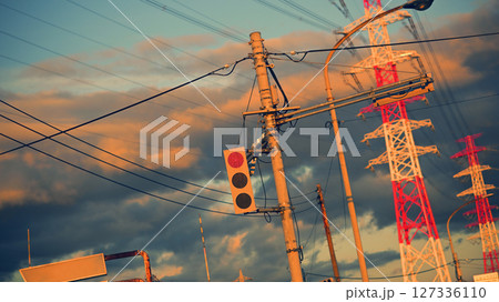 夕暮れの空と赤信号 127336110