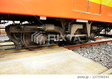 ベテラン通勤車『8000系』8577F編成に装着されいる【FS396型】台車 127336541