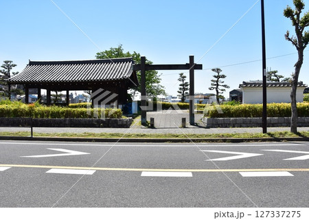 名古屋市熱田区　宮の渡し公園（七里の渡し跡）の門と休憩施設 127337275