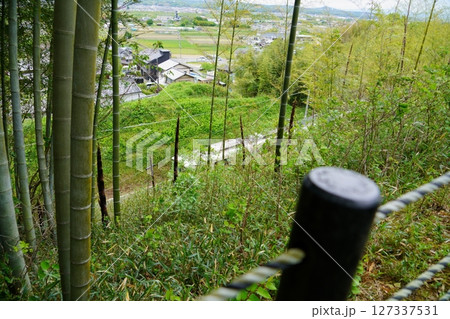 破壊された古墳時代初期の前方後円墳・椿井大塚山古墳20・分断部をjrが走る 破壊された古墳時代初期の前方後円墳・椿井大塚山古墳20・分断部をjrが走る 127337531