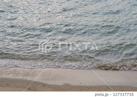 静かなビーチに打ち寄せる小さな波 夕暮れ近く 静かなビーチに打ち寄せる小さな波 夕暮れ近く 127337738