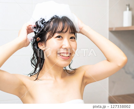 家のお風呂場でシャンプーをしている日本人女性8　AI生成画像 127338002