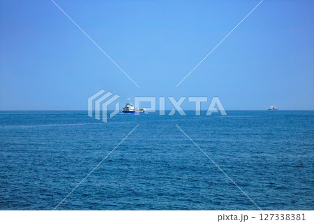 大海原　貨物船と倉良瀬灯台　旅客船しおかぜより 127338381