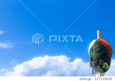 夏の青空と雲にカーブミラーがある風景 夏の青空と雲にカーブミラーがある風景 127339030