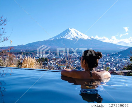 富士山の見える温泉に入っている美しい日本人女性　AI生成画像 127339092