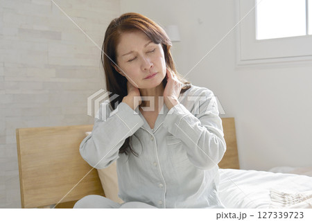 寝違えた中年の女性 寝違えた中年の女性 127339723