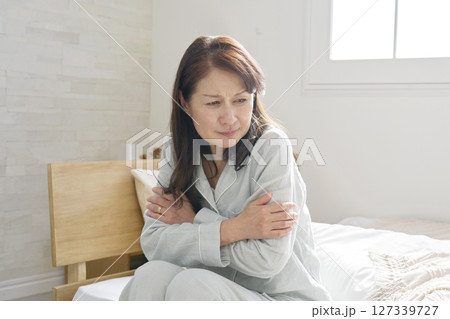 寒気がするパジャマを着た中年の女性 127339727