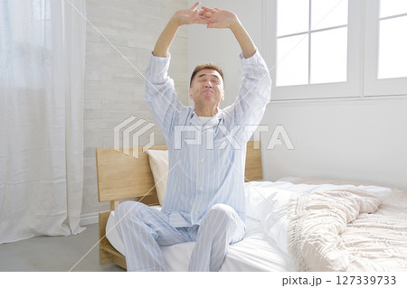 中年の男性　伸び　起床 127339733