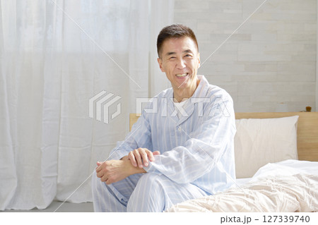 起床した中年の男性 ポートレート カメラ目線 起床した中年の男性 ポートレート カメラ目線 127339740