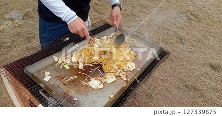 焼きそばを焼く手元 127339875