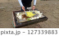 キャンプで焼きそばづくり 127339883