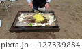焼きそばを焼いてる 127339884