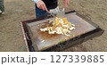 バーベキューで焼きそば作ってるところ 127339885