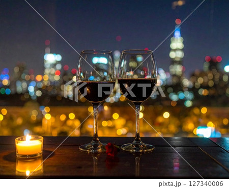 美しい夜景とワイン 赤いバラで演出する特別な時間AI生成画像 美しい夜景とワイン 赤いバラで演出する特別な時間AI生成画像 127340006