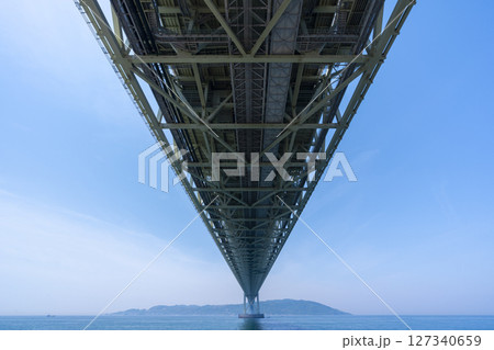 晴天の明石海峡大橋 127340659