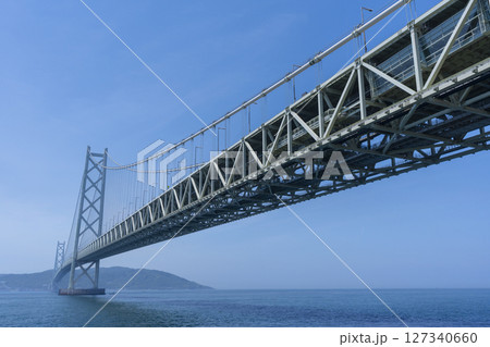晴天の明石海峡大橋 127340660