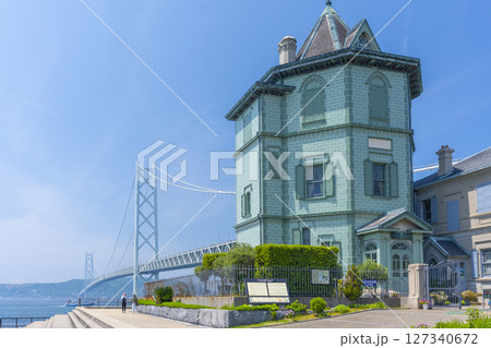 晴天の明石海峡大橋と孫文記念館（移情閣） 127340672