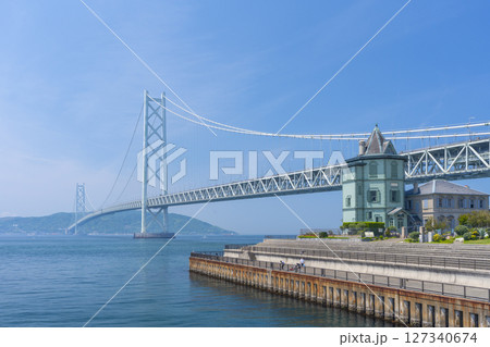 晴天の明石海峡大橋と孫文記念館（移情閣） 127340674