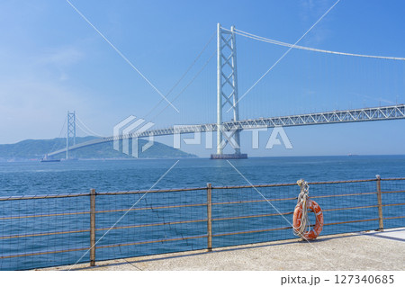 晴天の明石海峡大橋 127340685