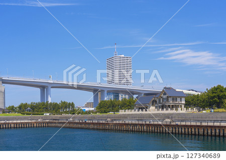 晴天の明石海峡大橋と旧武藤山治邸 127340689