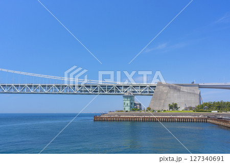 晴天の明石海峡大橋と孫文記念館（移情閣） 127340691