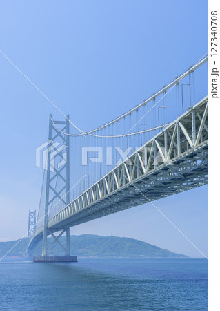 晴天の明石海峡大橋 127340708