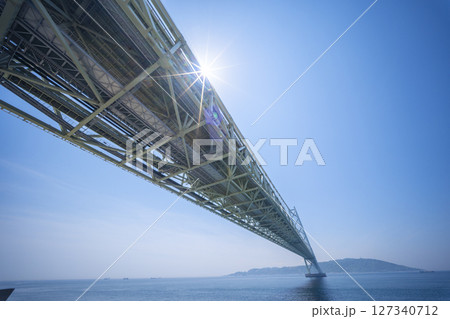 晴天の明石海峡大橋 127340712