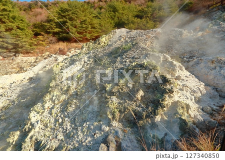 雲仙地獄の湯けむりと噴出する硫黄 127340850