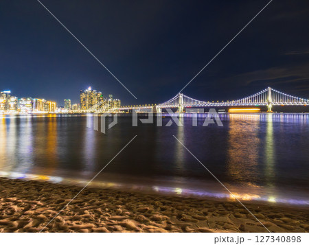 釜山 広安里ビーチとライトアップされた広安大橋 釜山 広安里ビーチとライトアップされた広安大橋 127340898