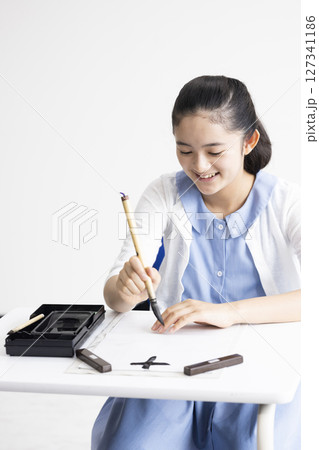 書道をする子ども 書道をする子ども 127341186