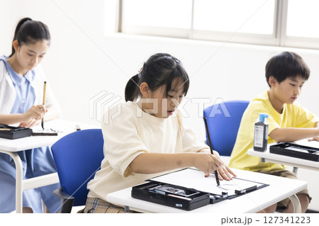 習字をする小学生 127341223