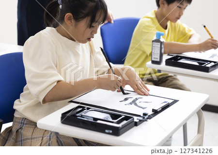 習字をする小学生 127341226