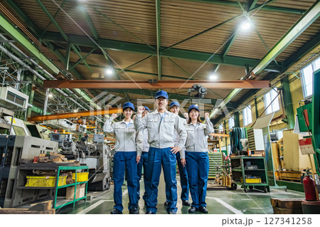 工場の中で並んでガッツポーズする作業員グループ 工場の中で並んでガッツポーズする作業員グループ 127341258