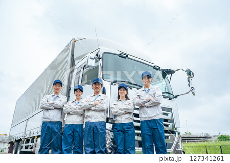 トラックの前に並ぶ作業員のグループ トラックの前に並ぶ作業員のグループ 127341261