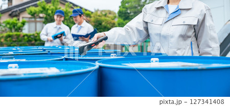 ハンディターミナルで荷物をスキャンする女性作業員 127341408