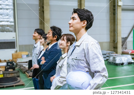 工場の中に立つ作業スタッフのグループ 工場の中に立つ作業スタッフのグループ 127341431