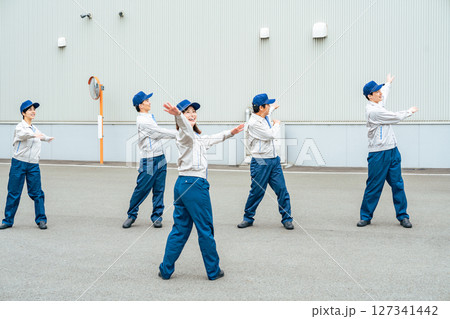 屋外で体操する作業員グループ 127341442