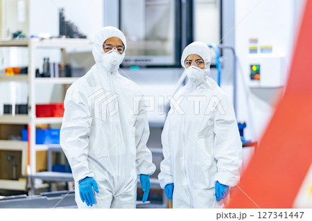 防護服を着て工場に立つ男女作業員 127341447